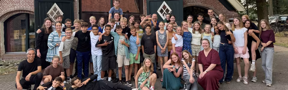 Groepsfoto van deelnemers bij de kapel
