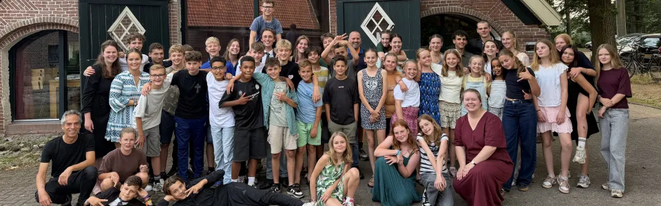Groepsfoto van deelnemers bij de kapel