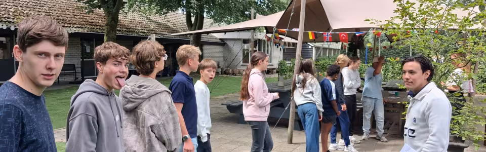 Deelnemers staan te praten op het terras