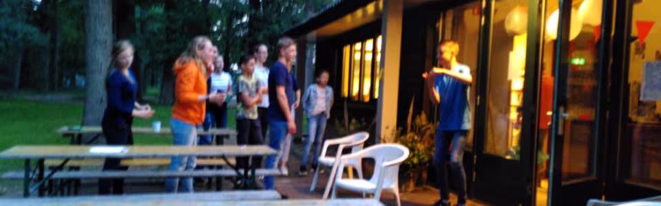 Deelnemers in het bos bij het kampterrein