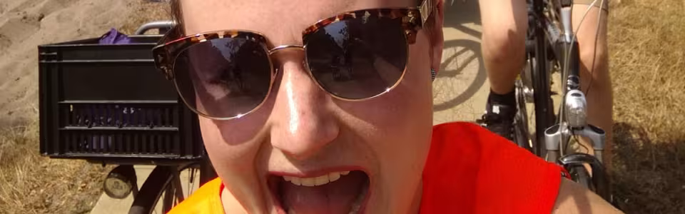 Kampleidster maakt een selfie op de fiets