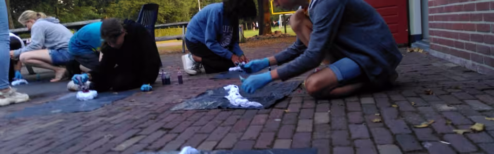 Deelnemers spelen een spel op de grond bij het gebouw