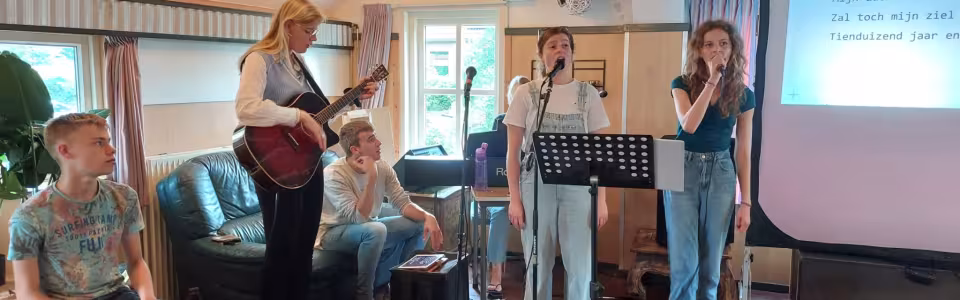 Worshipteam speelt muziek in de zaal