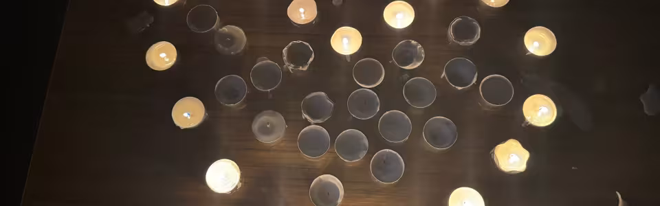 Waxinelichtjes in de vorm van een hart op tafel