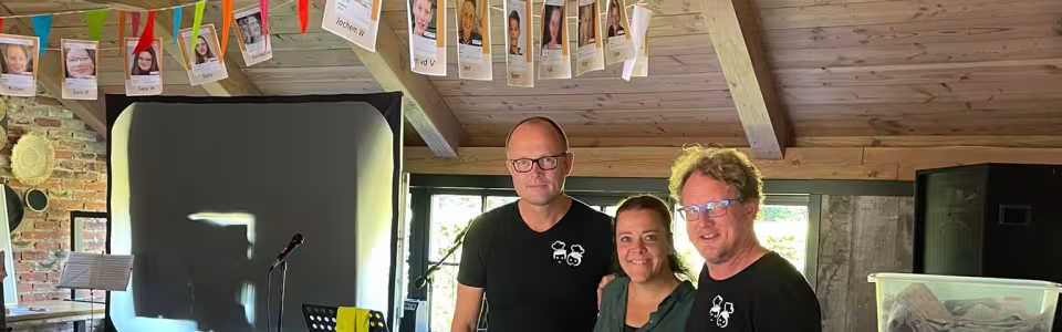 Keukenteam van tienerkamp 2 bij het buffet