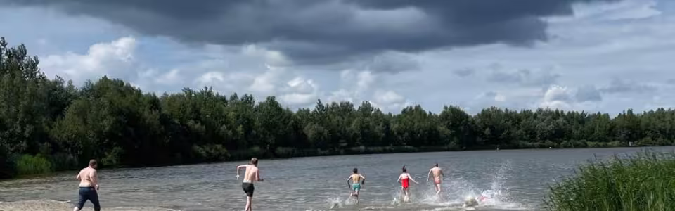 Zandvlakte onder een donkere wolkenlucht