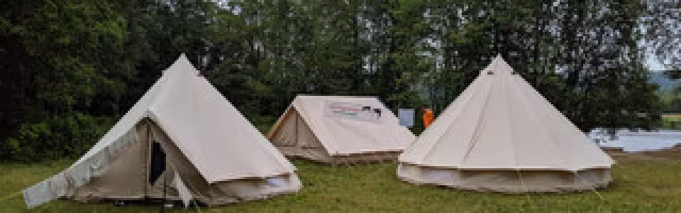 Witte tenten op het kampterrein