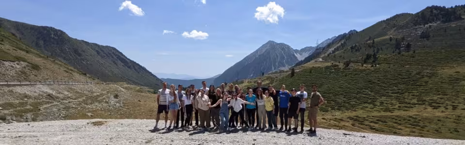 Groep deelnemers voor een berglandschap bij aankomst