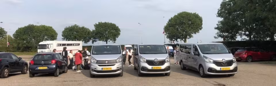 Auto's klaar voor vertrek naar het topkamp