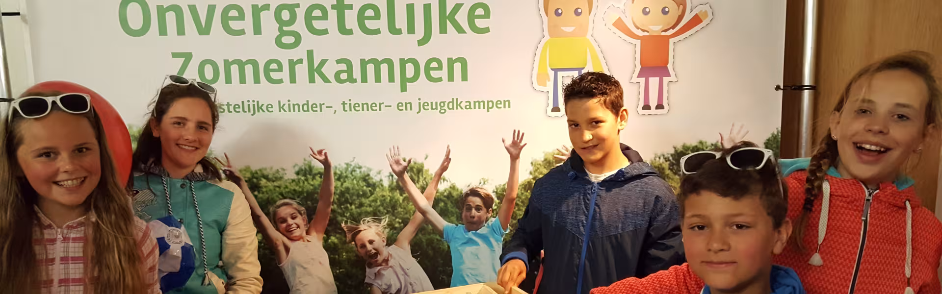 Kinderen bij de kraam van Onvergetelijke Zomerkampen op Opwekking