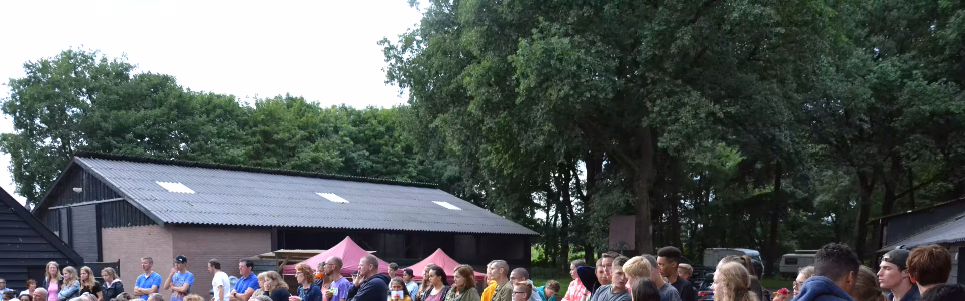 Deelnemers en ouders op het plein bij de wisseldag