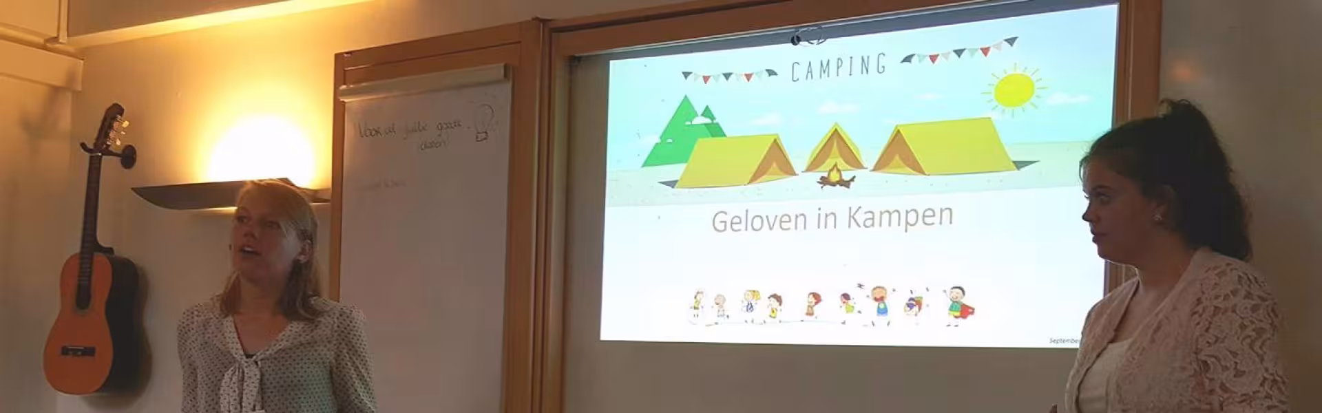Spreekster bij een scherm met de presentatie Geloven in Kampen