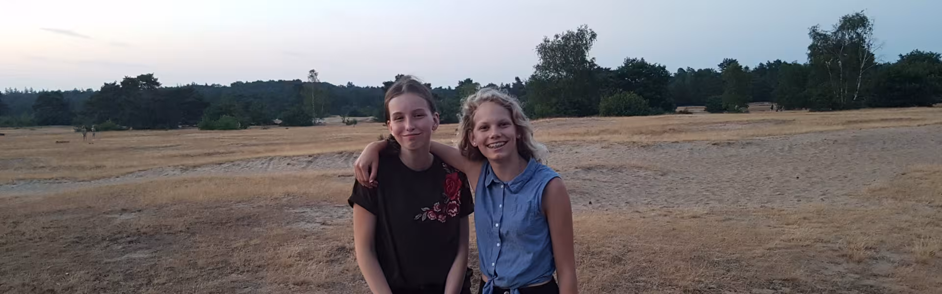 Twee deelnemers op de heide bij zonsondergang