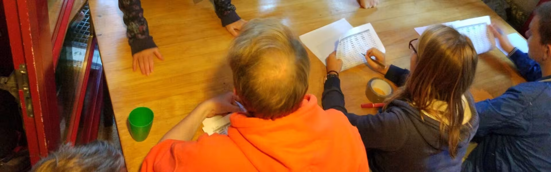 Deelnemers knutselen aan een tafel binnen