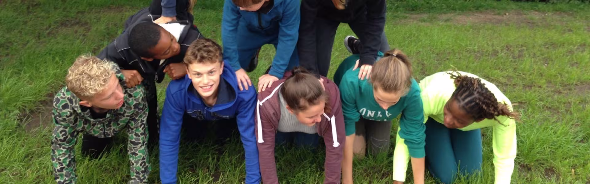 Deelnemers spelen een spel op het gras