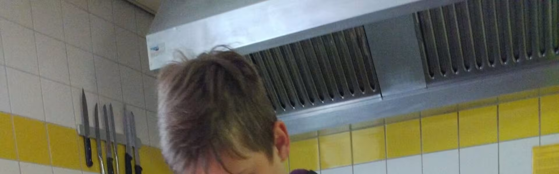 Deelnemer bouwt een toren van oranje bekers