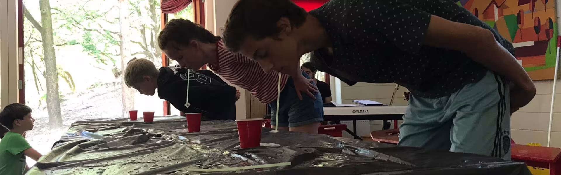 Deelnemer duikt over een natte tafel