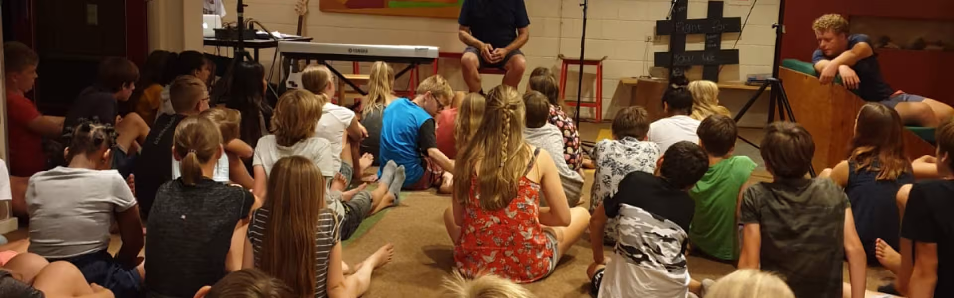 Deelnemers in de zaal met kussens
