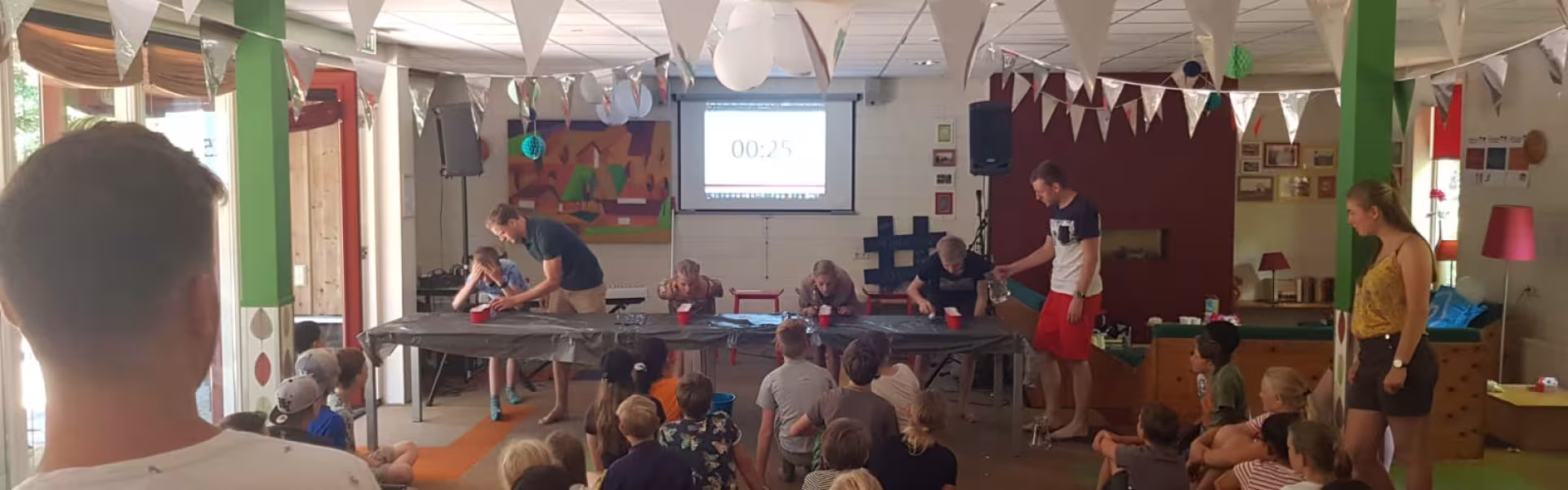 Deelnemers in de zaal tijdens het programma