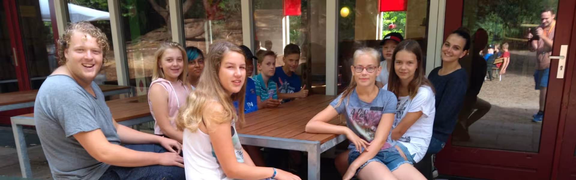 Deelnemers aan een picknicktafel op het terras