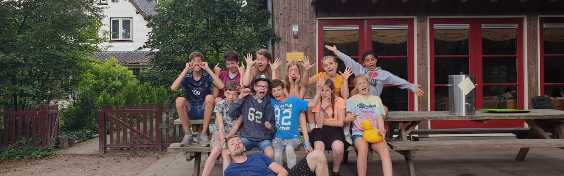 Groepsfoto van deelnemers op de trap van het gebouw