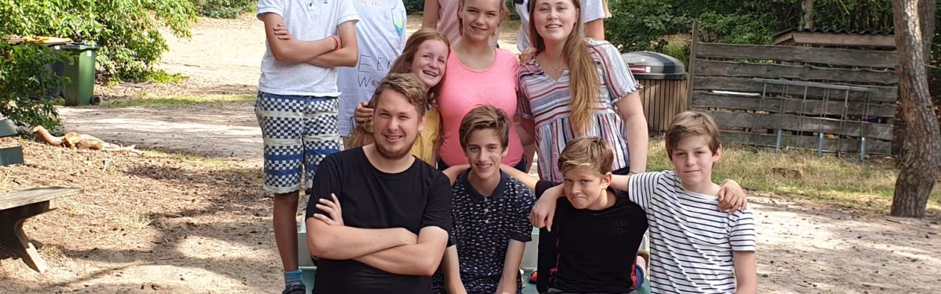Groepsfoto van deelnemers op een bospad