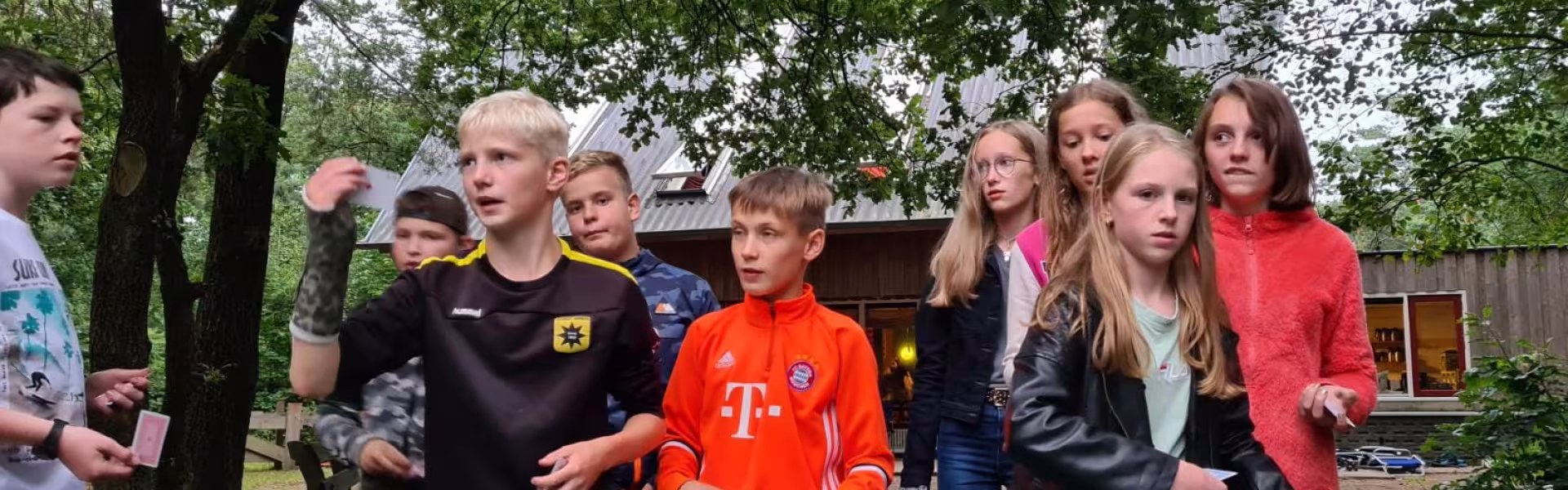 Deelnemers spelen tafeltennis buiten