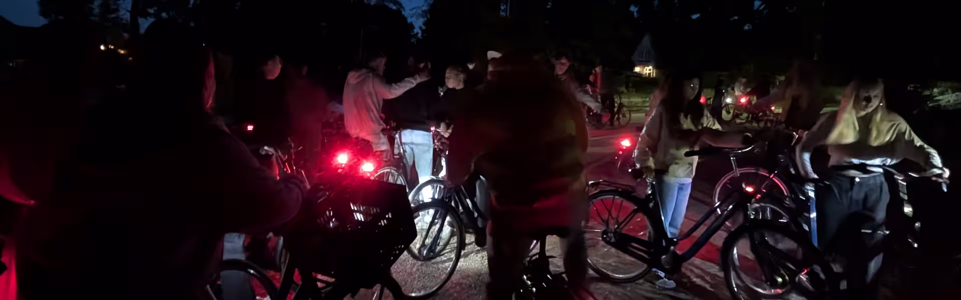 Fietsen met rode lampjes in het donker