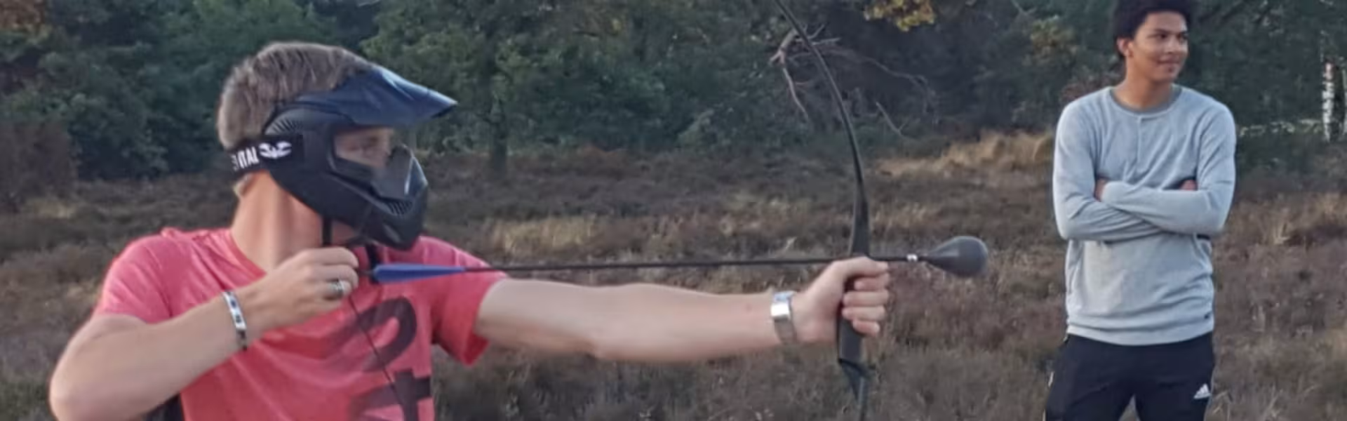 Deelnemers boogschieten op de heide