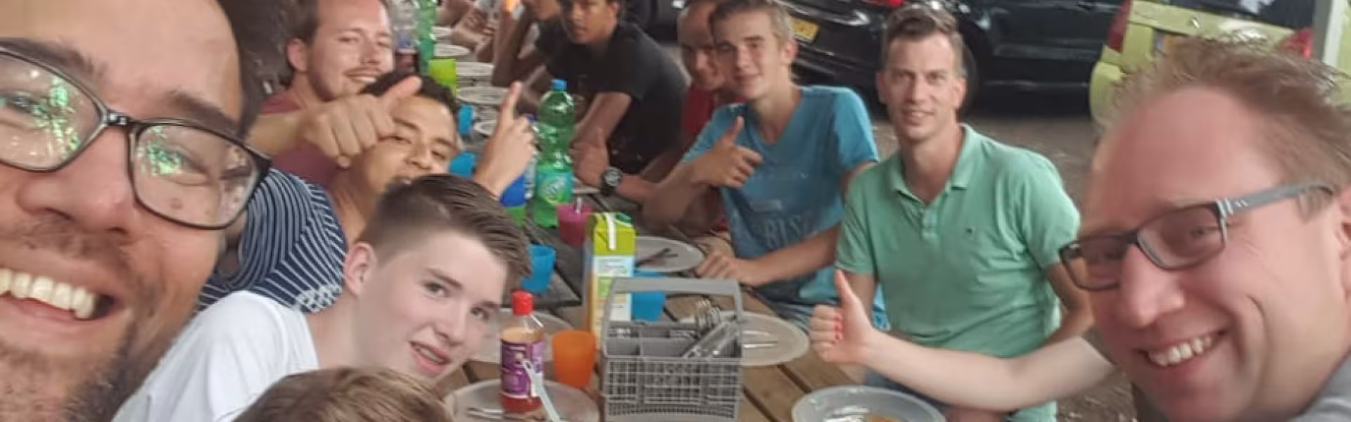 Deelnemers zitten dicht bij elkaar op de foto