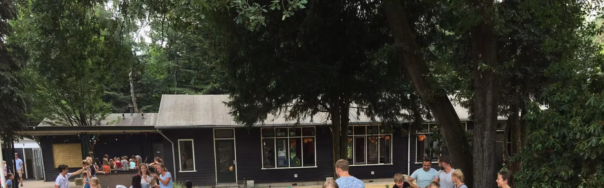 Deelnemers aan lange tafels op het terras