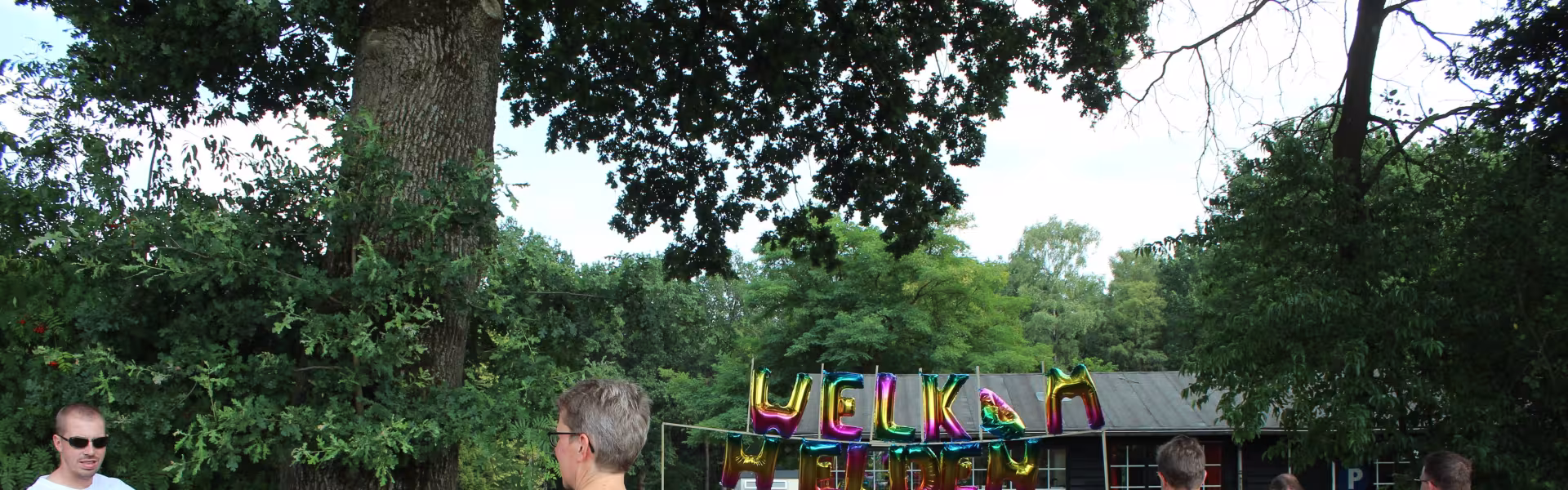 Ouders en deelnemers met bagage bij aankomst