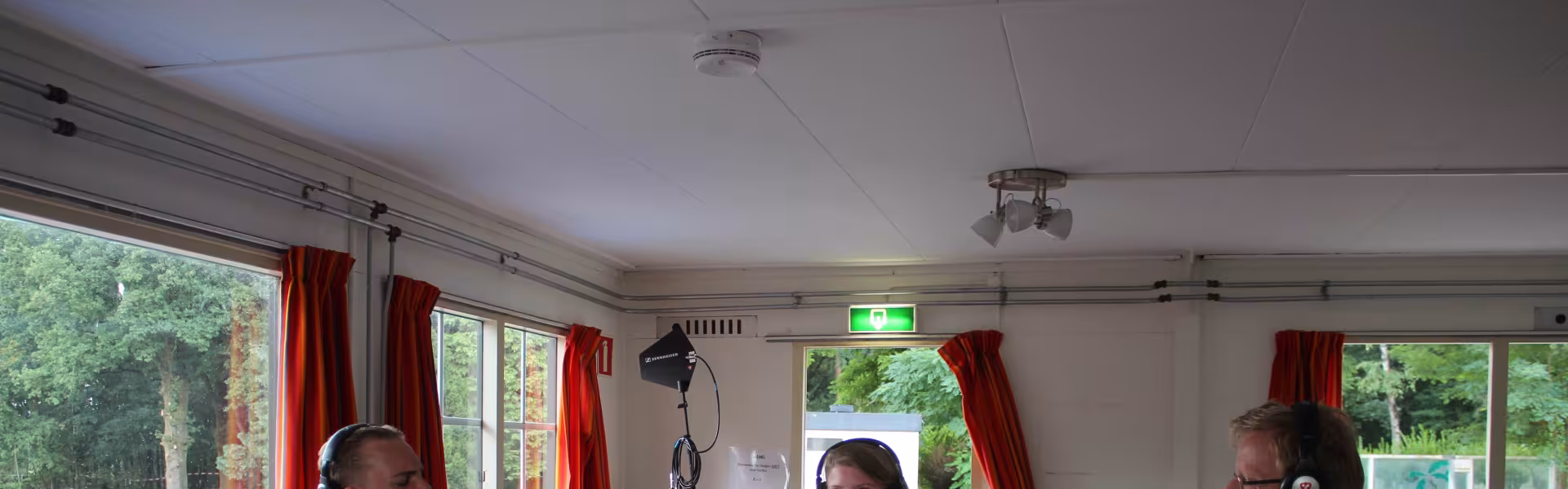 Kampleiding achter de geluidstafel in de zaal