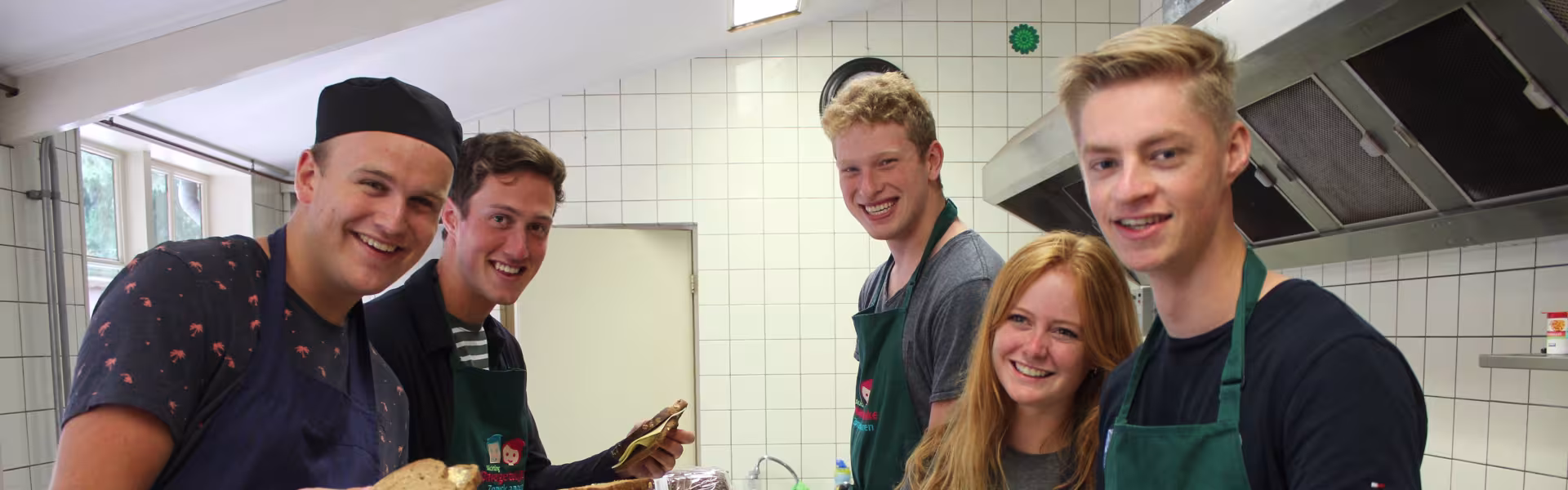 Keukenteam maakt broodjes klaar in de keuken