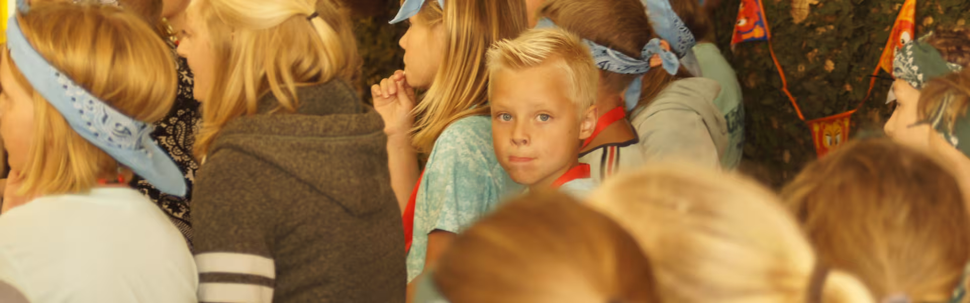 Deelnemers met feestmutsen tijdens een activiteit