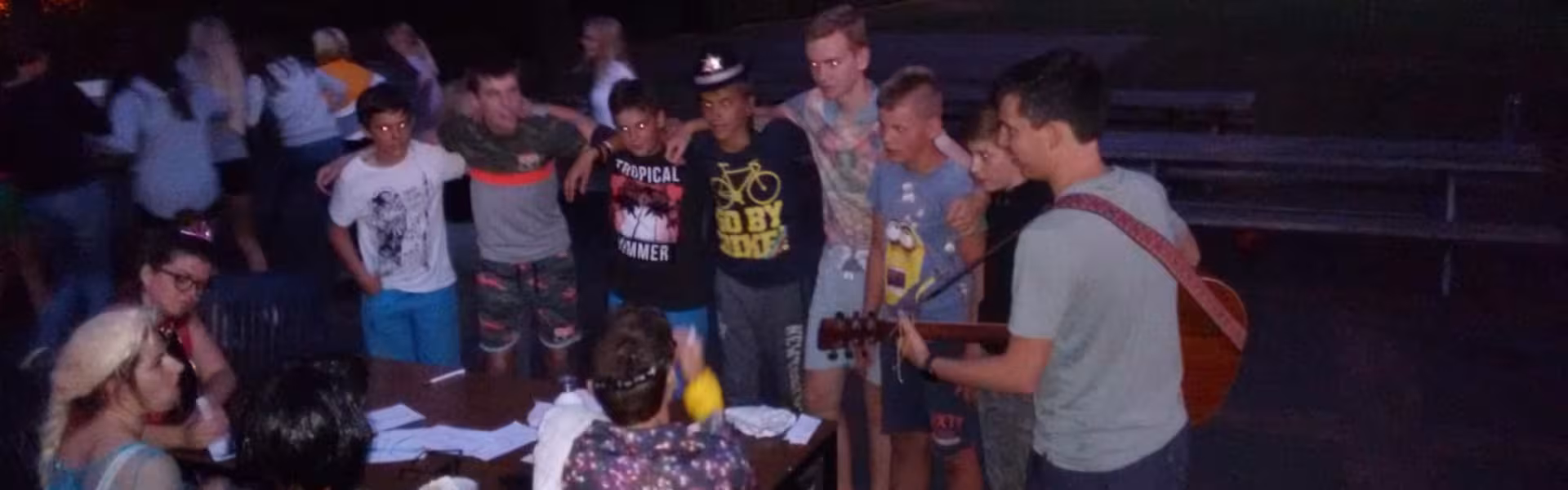 Deelnemers in een donkere zaal tijdens het programma