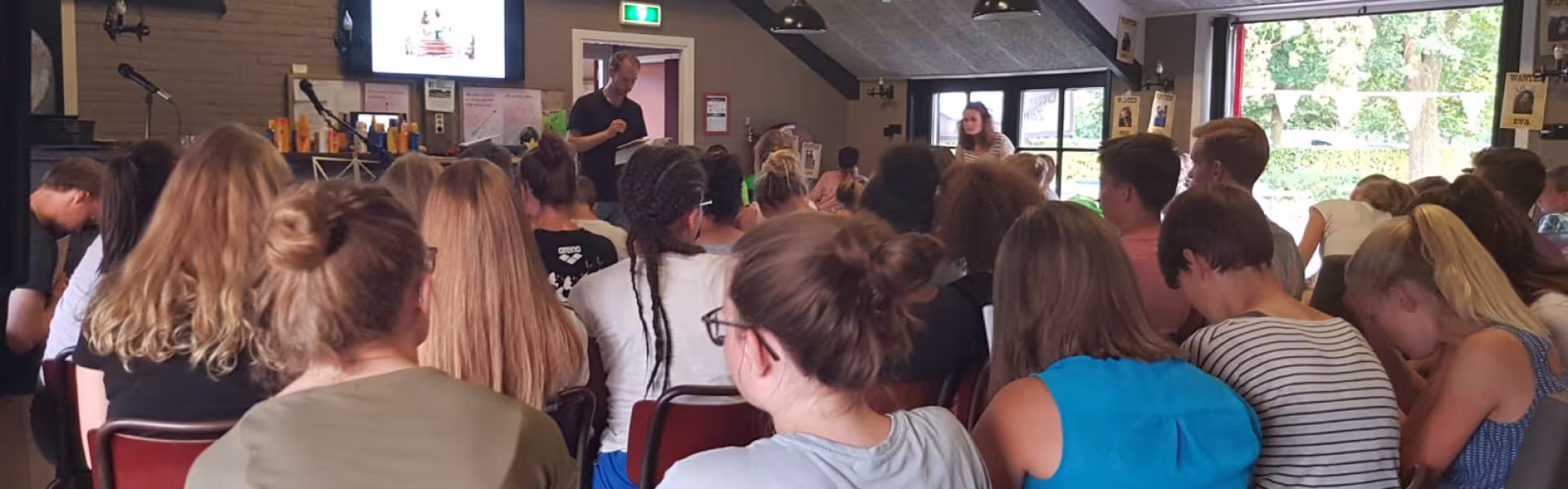 Deelnemers in de zaal tijdens het programma