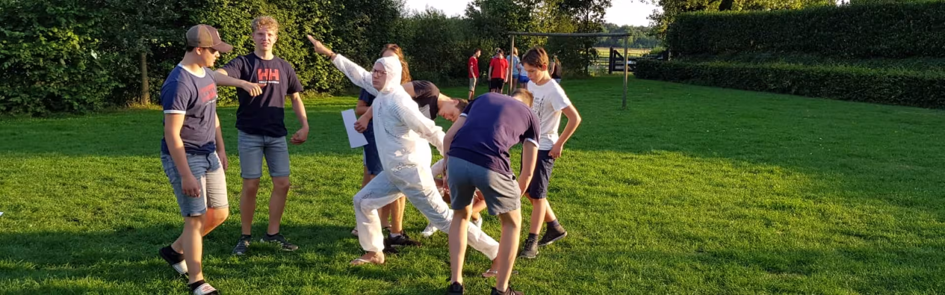 Deelnemers spelen een spel op het grasveld