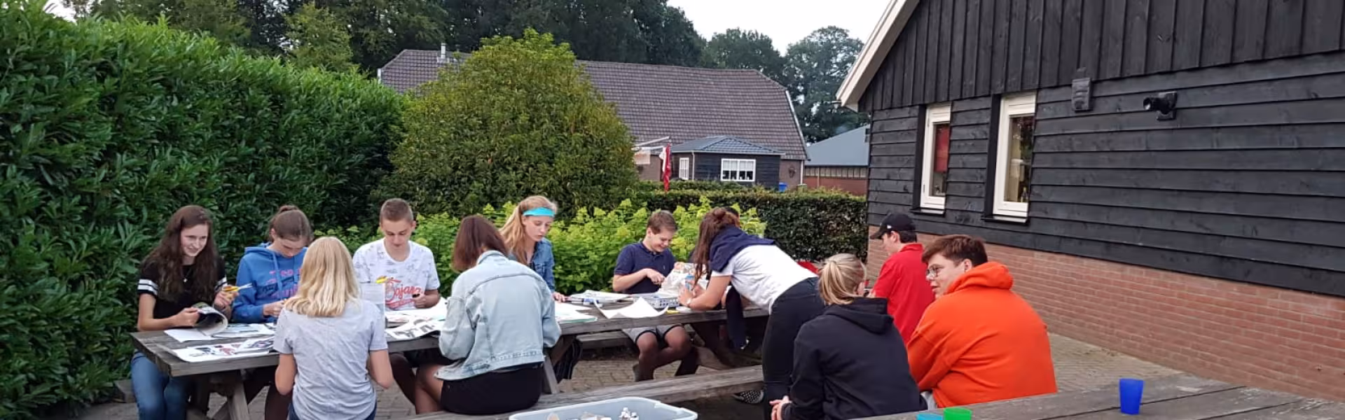 Deelnemers aan picknicktafels met gekleurde bekers