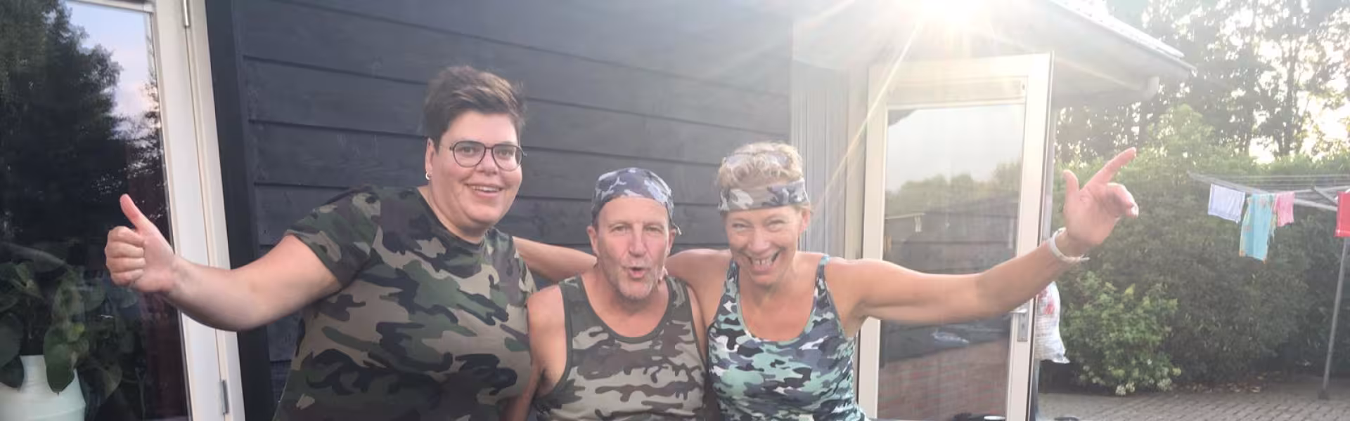 Verklede deelnemers poseren op een bankje