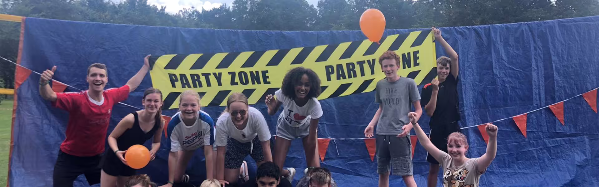 Deelnemers bij een opblaasbaar spel in de Party Zone