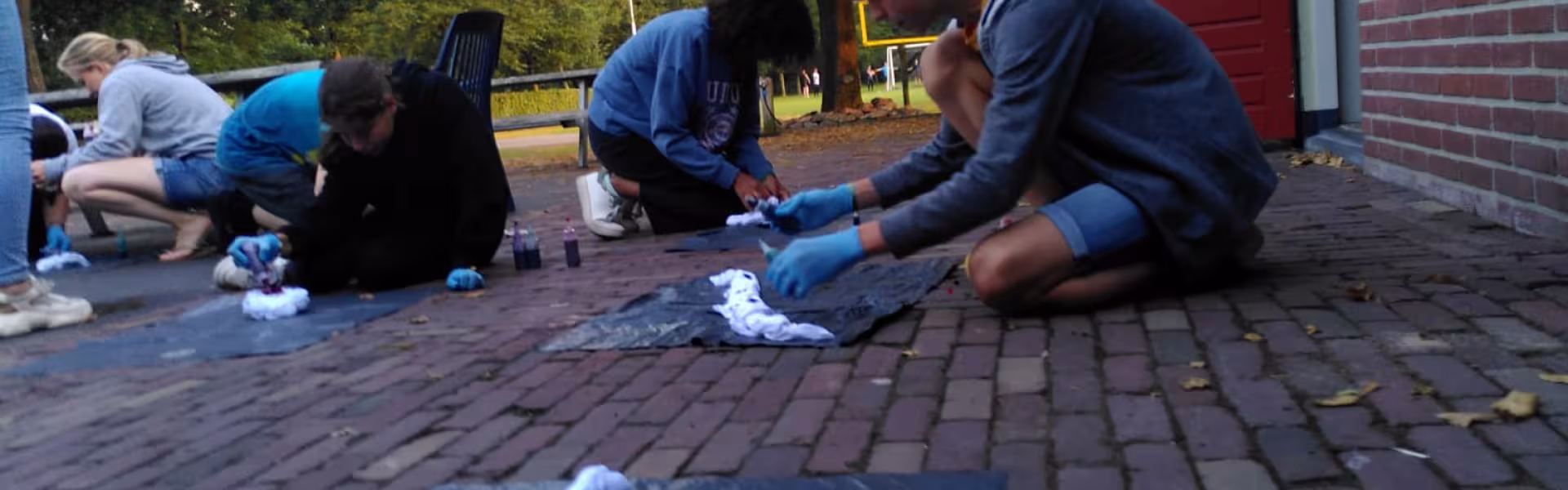 Deelnemers spelen een spel op de grond bij het gebouw