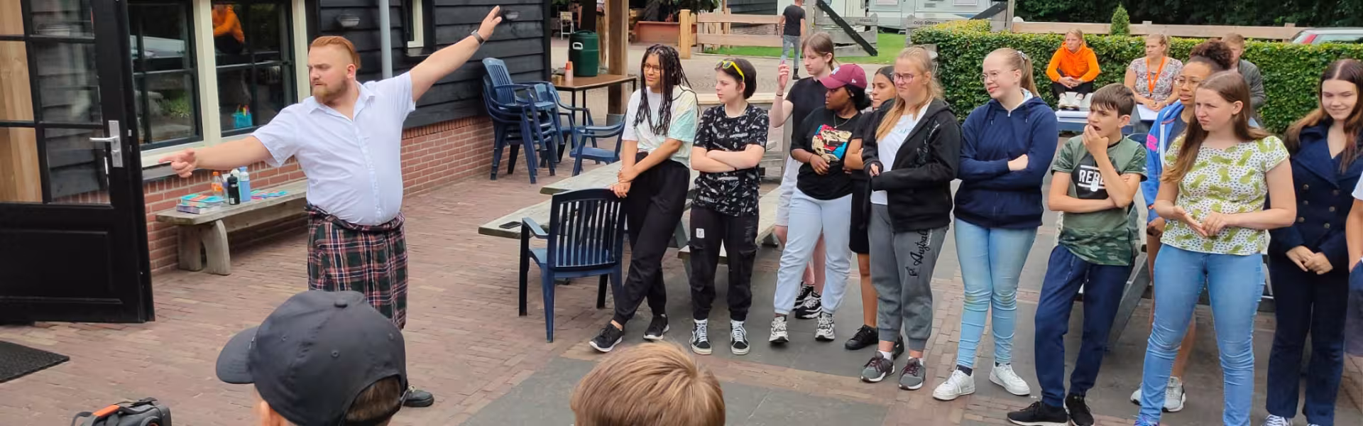 Deelnemers staan in een kring op het plein