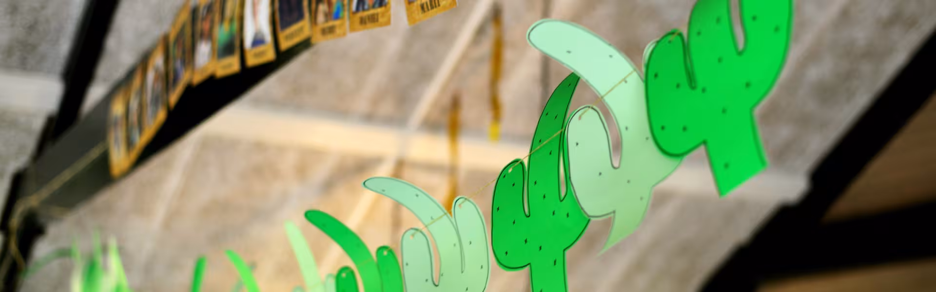 Groene slingers aan het plafond van de zaal