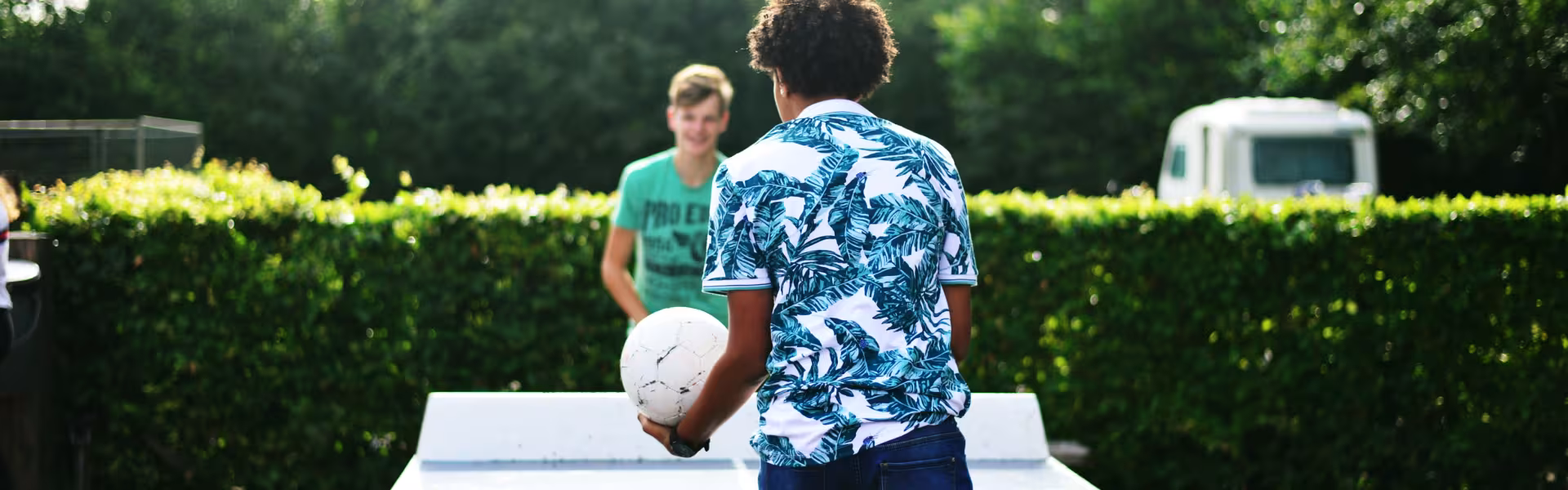 Deelnemer speelt tafeltennis buiten