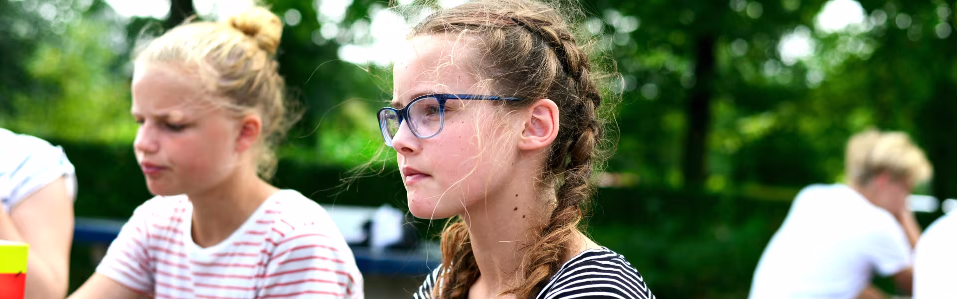 Kinderen knutselen aan tafel buiten