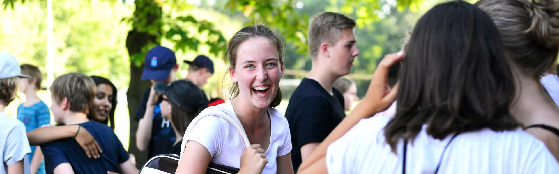 Deelnemers omhelzen elkaar bij het afscheid