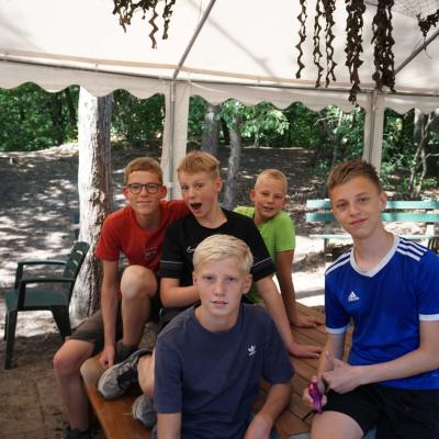 Deelnemers poseren onder een partytent