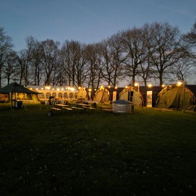 Verlichte tenten op het kampterrein in de avond
