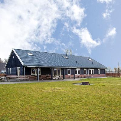 Kampgebouw met een groot grasveld ervoor